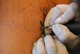 Tatuaggi "abusivi" a Riposto: nel negozio improvvisato anche la droga