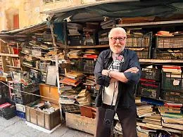 L&rsquo;odore dei libri, maison crea una fragranza che sa di Palermo: il testimonial &egrave; l'inventore della biblioteca all'aperto