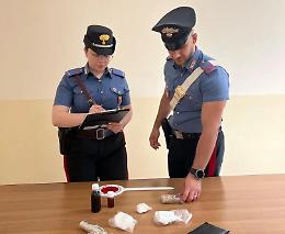 Oltre 300 grammi di droga nascosti nelle pareti di casa: arrestato 69enne
