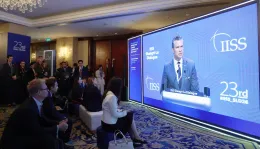  Pete Hegseth a Singapore: "Gli Stati Uniti sono pi&ugrave; che capaci di riprendere la guerra contro l&rsquo;Iran se i negoziati non porteranno a un&rsquo;intesa"