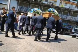 Il parroco ai funerali di Monica Montefalcone e della figlia Giorgia: &laquo;Confesso la mia inadeguatezza, un dolore indicibile&raquo;