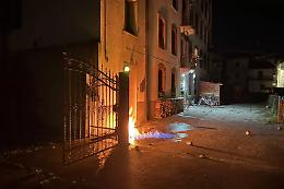 Attentato incendiario al cronista di Enego: minacce anche a Meloni e a don Patriciello