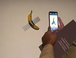  Giallo al Pompidou: rubata la banana di Cattelan da 6 milioni di dollari