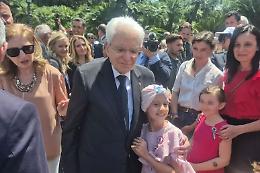 Sofia lascia la mamma e abbraccia il presidente Mattarella ai giardini del Quirinale