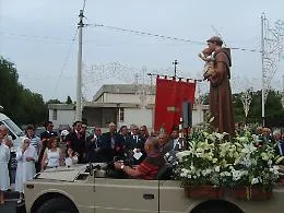 Sant&rsquo;Antonio ad Alaimo: benedizione del pane, processione e fuochi d'artificio per la comunit&agrave;
