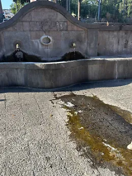 Allarme spreco a Cibali: la fontana di Piazza Bonadies perde acqua da tempo
