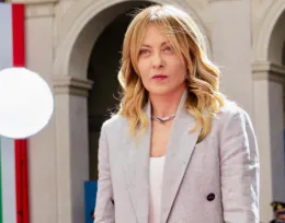 Scritte offensive contro Meloni in un sottopasso a Firenze: chiesta la rimozione e presa di posizione delle istituzioni