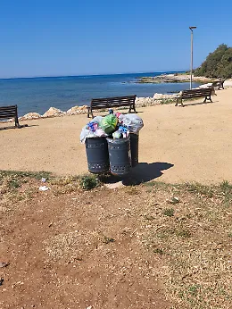 Marina di Ragusa tra degrado e incuria: area cani pericolante, spiagge sporche e verde abbandonato