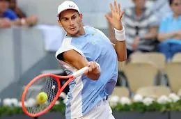 Tris storico al Roland Garros: Arnaldi piega Tiafoe, per la prima volta tre italiani ai Quarti di uno slam 