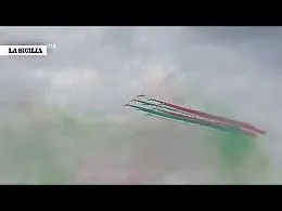 Frecce Tricolori sorvolano Roma per il 2 giugno: scia tricolore nel cielo sopra l'Altare della Patria