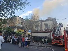Catania, in fiamme il tetto di un palazzo: &egrave; panico tra i residenti 