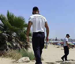 Bruciano legname sulla spiaggia, denunciati dalla Guardia costiera di Pozzallo