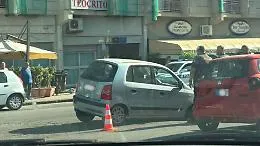 L'asfalto cede all'improvviso: auto intrappolata in una buca