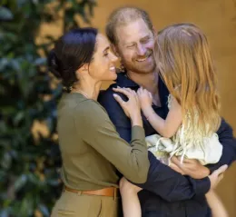 Due rare fotografie per i 5 anni di Lilibet tra intimit&agrave; e privacy dei duchi di Sussex