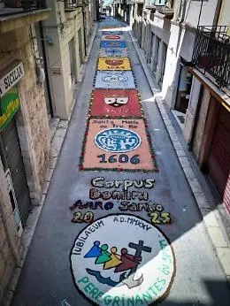 Fede, arte e comunit&agrave;: Aragona si ridisegna con i colori dell'Infiorata