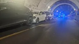 Scontro tra tre auto nella galleria Spinasanta: tre feriti e traffico in tilt