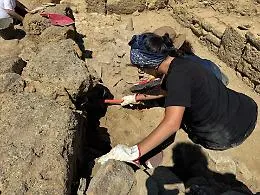 Nuovi scavi nell'antico teatro ellenistico: la ricerca svela un millennio di storia urbana