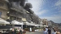 Giardini Naxos, incendio sul lungomare Tysandros