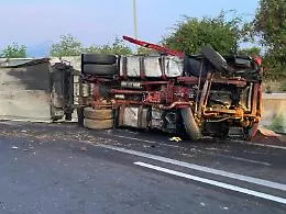 Tir si ribalta sull'A18 al km 41 tra Giardini Naxos e Taormina: travolta un'utilitaria. Due feriti