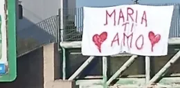 E su uno dei ponti di Pozzallo sbuc&ograve; lo striscione con la scritta "Maria ti amo"
