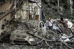 Ucraina sotto attacco: vittime civili in diverse regioni mentre Zelensky propone la tregua