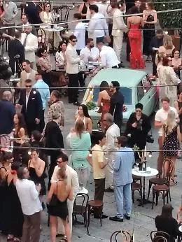 Dua Lipa e Callum Turner, matrimonio a cielo aperto in piazza: Palermo diventa un salotto