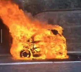 Autostrada A18, auto in fiamme 500 metri prima del casello di Giarre - VIDEO