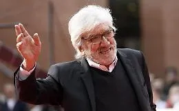 Falso allarme al Verano: la famiglia rimuove la lapide di Gigi Proietti per aggiungere il nome di Sagitta Alter