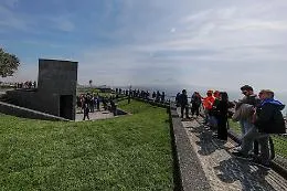 Turista siciliano di 20 anni gravissimo dopo essere precipitato mentre si faceva un selfie sul Monte Echia a Napoli