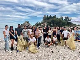 L'Isola Bella di Taormina ripulita con l'impegno di Villa Sant&rsquo;Andrea e l'Universit&agrave; di Catania 
