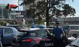 Parcheggiatore abusivo minaccia un anziano che si rifiuta di pagare: "Appena torni trovi danni all'auto"