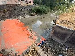 Plaia: le acque del torrente Arci continuano a finire in mare, e i gestori dei lidi adesso diffidano la Sidra