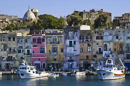 Insegnanti, bloccati a Procida per traghetto in avaria, affittano gozzo e gommone per gli scrutini a Ischia