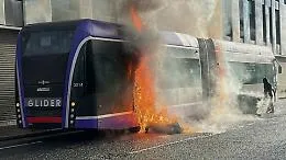 Belfast in fiamme dopo accoltellamento: disordini anti-migranti in citt&agrave;