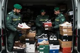 Blitz anticontraffazione nel Ragusano, bloccato giro di scarpe taroccate