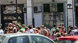 Vernice, spumante e caos: l'ultimo giorno di scuola a Catania finisce con la polizia in strada