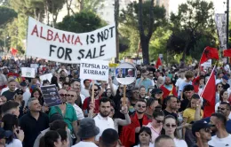 &laquo;L'Albania non &egrave; in vendita&raquo;: in migliaia in piazza contro il resort del genero di Trump
