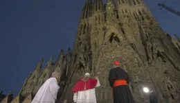 Il Papa inaugura la Sagrada Familia di Barcellona: &laquo;I cristiani non possono fare le guerre&raquo;
