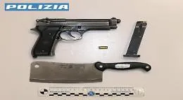 Vittoria, girava con una pistola giocattolo e una mannaia: denunciato 50enne
