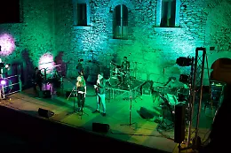 La Convenzione: viaggio battiatesco al Teatro Greco di Tindari con i Patriots e Filippo Destrieri
