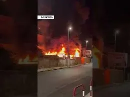 Incendio nel parcheggio di  Sicily by car: la paura e l'intervento dei vigili del fuoco