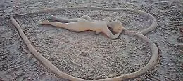 Donnalucata, le sculture per caso sulla spiaggia attirano i bagnanti