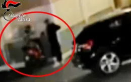 Ramacca, in cinque contro uno lo prendono a calci e pugni per rubargli il motorino: denunciato un minorenne, si cercano i complici