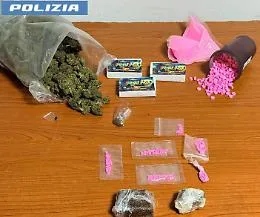 Maxi sequestro di droga sintetica a Catania, scoperto un deposito con oltre 700 pasticche di metanfetamina rosa