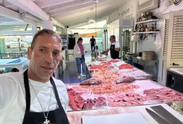 Lezioni di cucina seduti al tavolo: &laquo;Turisti impazziti dai crudi di mare&raquo;