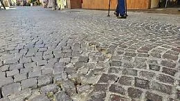 Il salotto buono della citt&agrave; &egrave; ormai impraticabile e si moltiplicano gli incidenti per i pedoni