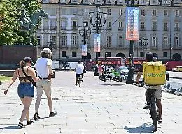 Stop ai lavori sotto il sole: in Sicilia divieto tra le 12:30 e le 16 per edilizia, agricoltura, cave, logistica e rider