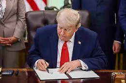 Dal &laquo;fake news&raquo; alla &laquo;guerra finita&raquo;: Trump e l'Iran, ventiquattr'ore da film aspettando la firma dell'accordo