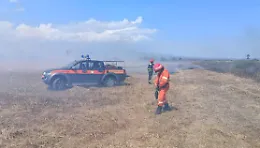 Vasto incendio con un fronte di oltre 1 km a Ramacca: in fumo decine di ettari con gravi danni alle colture