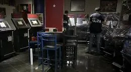 Blitz della Polizia di Stato a piazza Lanza: sequestrate le slot e una pesante multa per il presidente